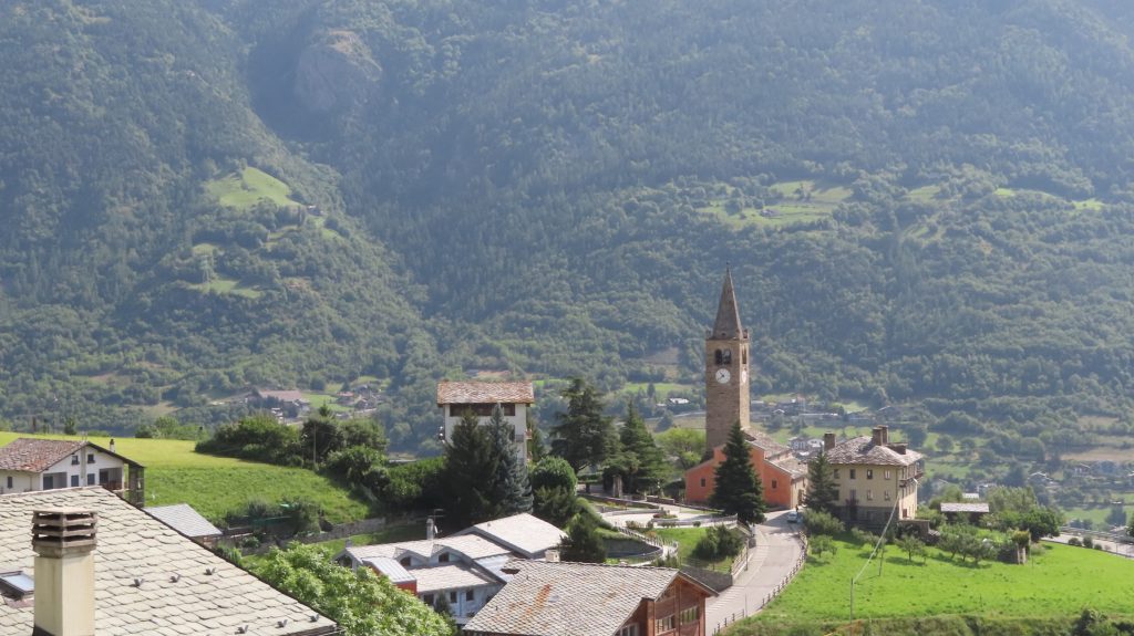 Sentiero Ru Neuf immerso nel bosco in Valle d'Aosta