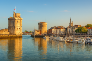 Scopri di più sull'articolo La Rochelle: città ribelle e portuale tra storia, letteratura e sogni