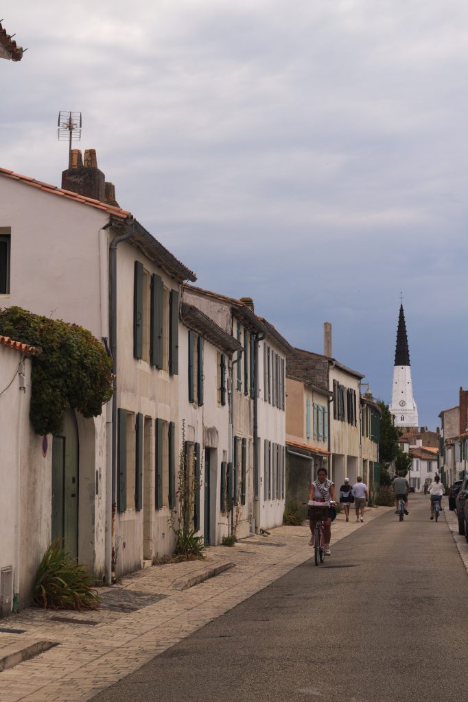 Pista ciclabile tra saline e villaggi bianchi sull’Île de Ré