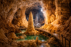 Scopri di più sull'articolo Grotte di Frasassi: un viaggio reale dentro la terra