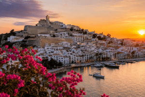 Scopri di più sull'articolo Ibiza: cosa vedere tra spiagge, trekking e mercati hippie