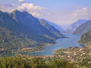 Scopri di più sull'articolo Lago d’Idro: cosa vedere tra Rocca d’Anfo, borghi e sentieri facili per famiglie
